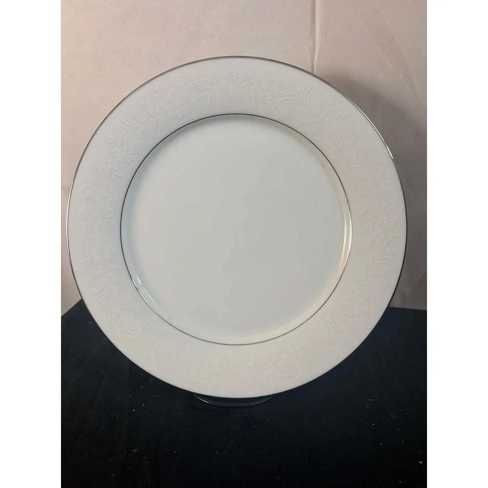 Noritake Dinner Plate 10.5in White  Ranier‎ 6909 Platinum Trim